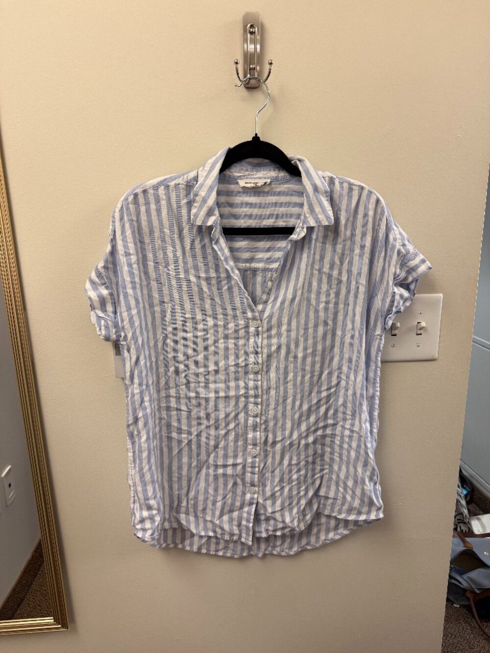 blue and white short sleeve blouse